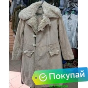 Бекеша с накладными карманами и дополнительным меховым клапаном на груди
